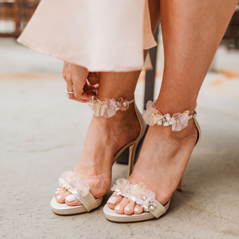 Badgley Mischka Flower Embellished - Cardi Wedding heel Champagne - 8.5
